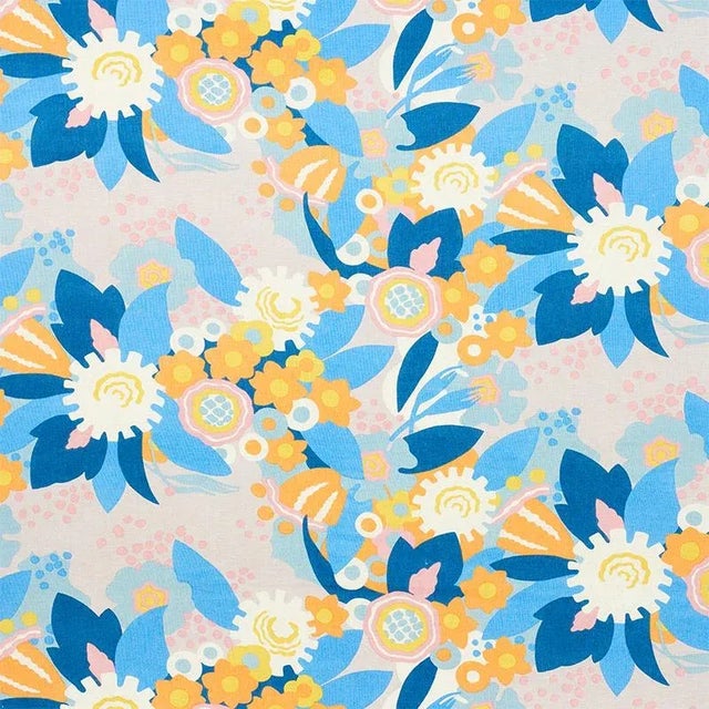 This large-scale and exuberant floral inhabits a sophisticated, painterly aesthetic that nods to great modernist art of...