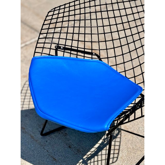 This vintage c.1980s attributed Harry Bertoia for Knoll designed Diamond chair is in fantastic condition. It's the small...