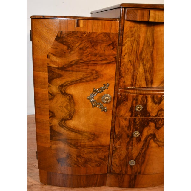 Art Deco 1930s Art Deco Walnut Bar / Cocktail Cabinet For Sale - Image 3 of 18