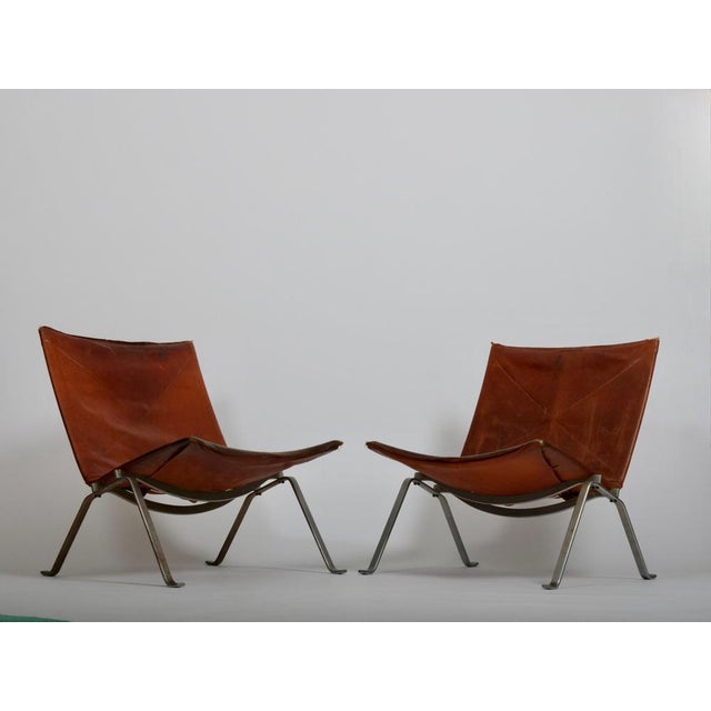 A pair of early pk22 lounge chair by poul kjærholm. Original e. Kold christensen edition in cognac leather beautiful...