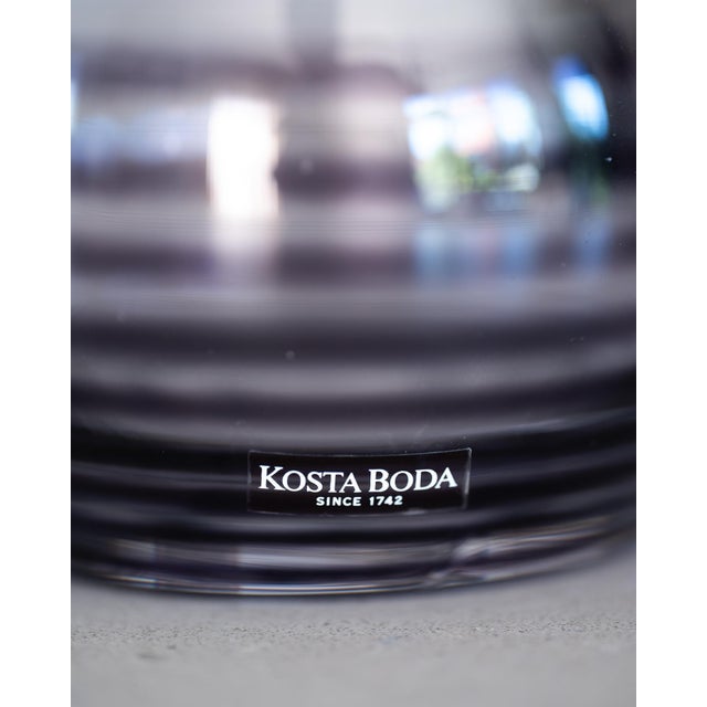 1980s Vintage Cleopatra Purple Glass Carafe Vase and Footed Bowl by Ulrica Hydman-Vallien for Kosta Boda, 1989, Set of 2 For Sale - Image 5 of 8