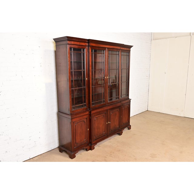 Kindel Furniture Kindel Furniture Georgian Carved Mahogany Lighted Breakfront Bookcase Cabinet For Sale - Image 4 of 12