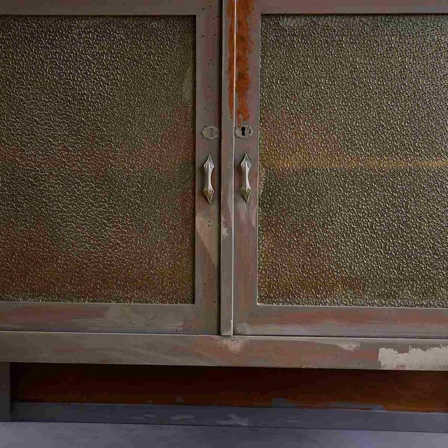This vintage sideboard is a unique piece that combines functionality and style. Crafted from wood, it stands out for its...