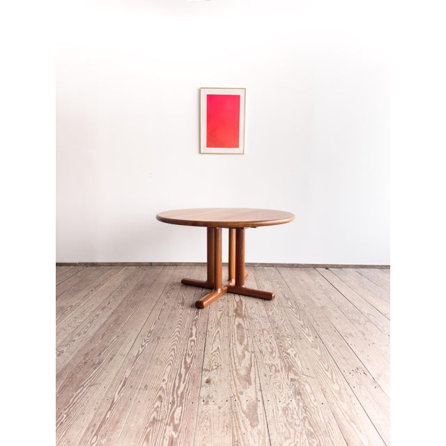 Mid-Century Modern Sculptural Round Extendable Dining Table from Dyrlund For Sale - Image 3 of 18