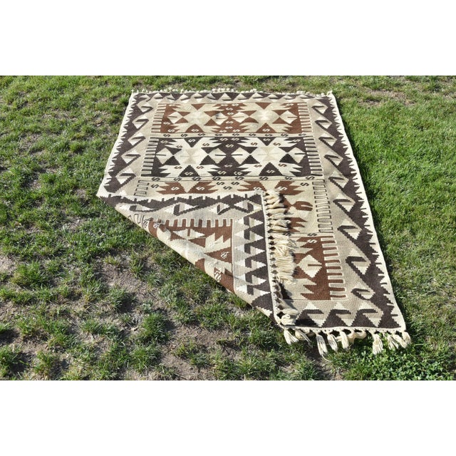 Brown 1980s Decorative Handwoven Oushak Boho Style Turkish Motif Kilim Rug For Sale - Image 8 of 9