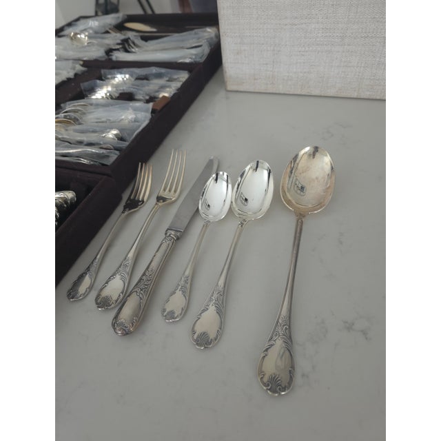 1970s Christofle Marly 108-Piece Silverplate Flatware Set W/ Original Chest – Many Pieces Unused For Sale - Image 5 of 7