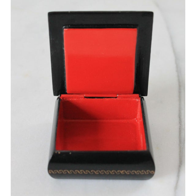 Folk Art Vintage Russian Hand-Painted Papier-Mâché Lacquer Trinket Box For Sale - Image 3 of 8