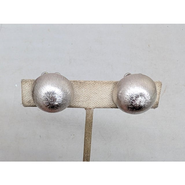 Vintage 1960s Signed Napier Round Domed Florentine Finish Clip Earrings- 2 Pieces For Sale In Philadelphia - Image 6 of 9