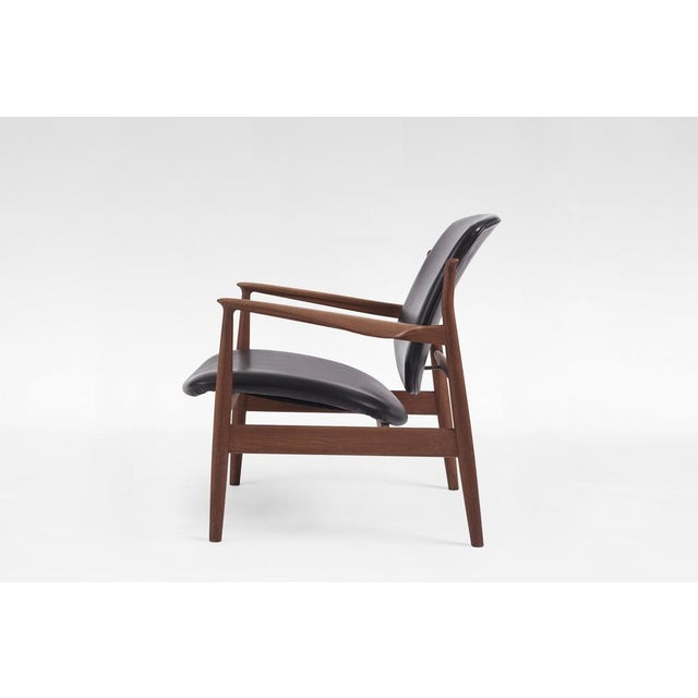 FD136 Lounge Chair in Black Leather and Teak by Finn Juhl, France, 1960s For Sale - Image 3 of 11