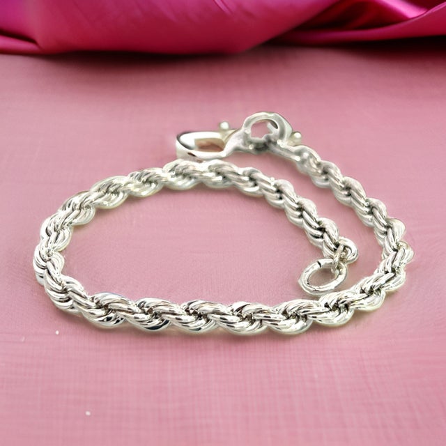 Traditional 1990s Tiffany & Co Estate Twisted Rope Bracelet With Heart 8" Sterling Silver For Sale - Image 3 of 9