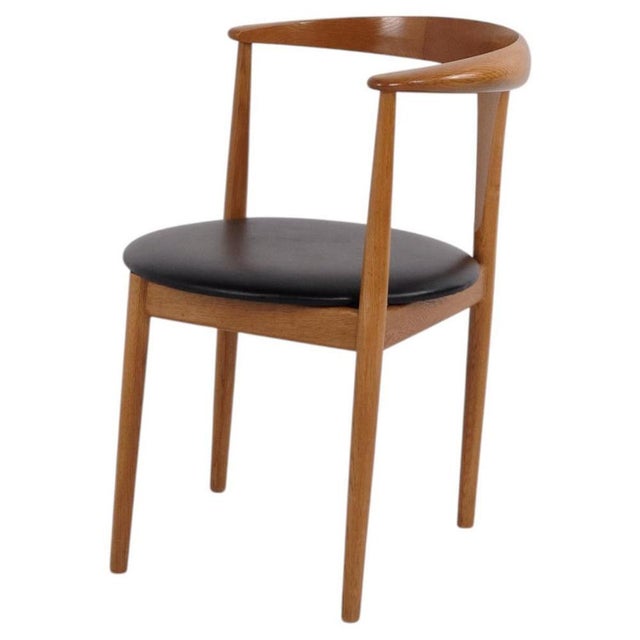 Armchair designed by vilhelm wohlert and made in oak with a black leather seat from the 1960s. The chair is characterized...