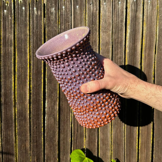 Mid-Century Modern Fluted Purple and Rust Organic Dot Ombre Vase For Sale - Image 3 of 3
