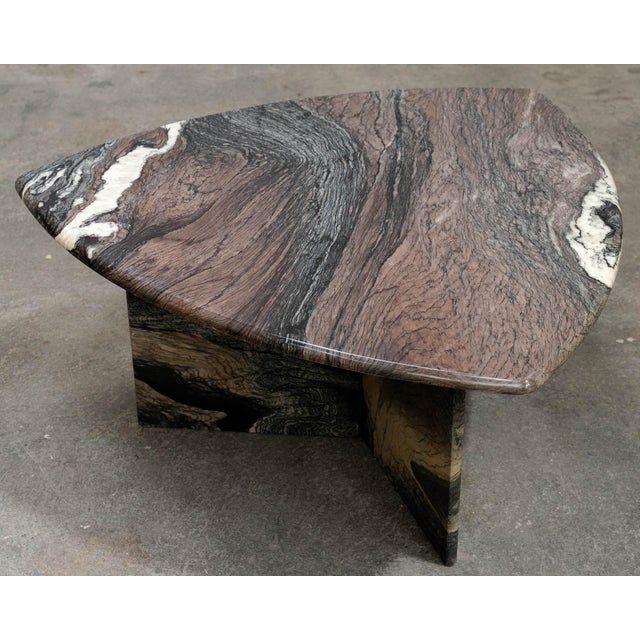 A beautiful vintage Cipollino marble coffee table from the 1970s. Its gently curved top rests on a wide central pedestal,...