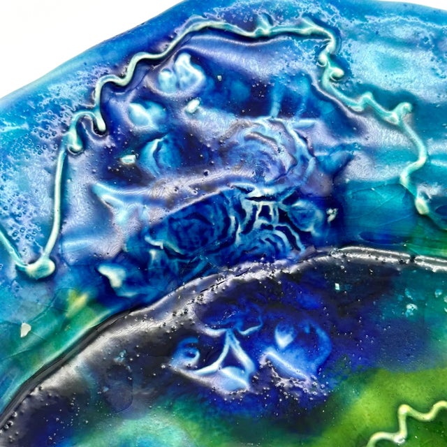 Early 21st Century Studio Pottery Heptagon Flowers Majolica Decorative Plate in Blue & Green For Sale - Image 4 of 7