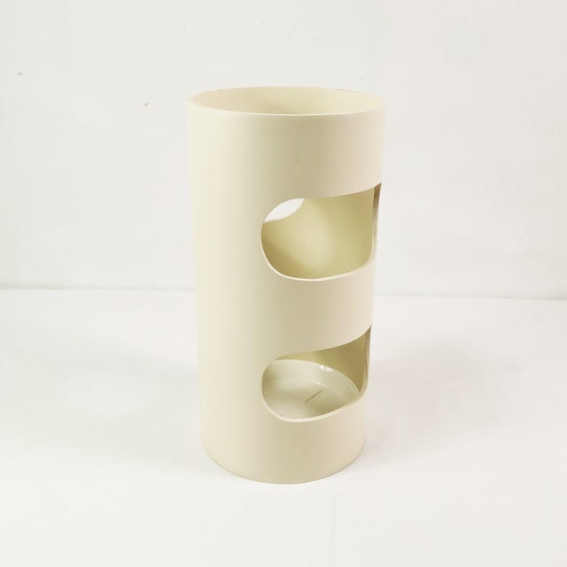 This umbrella stand originated in Germany in the 1960s. It features a stylish, three-dimensional form – a space-age...