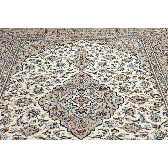 Middle Eastern Rug in Pure Wool For Sale - Image 8 of 11