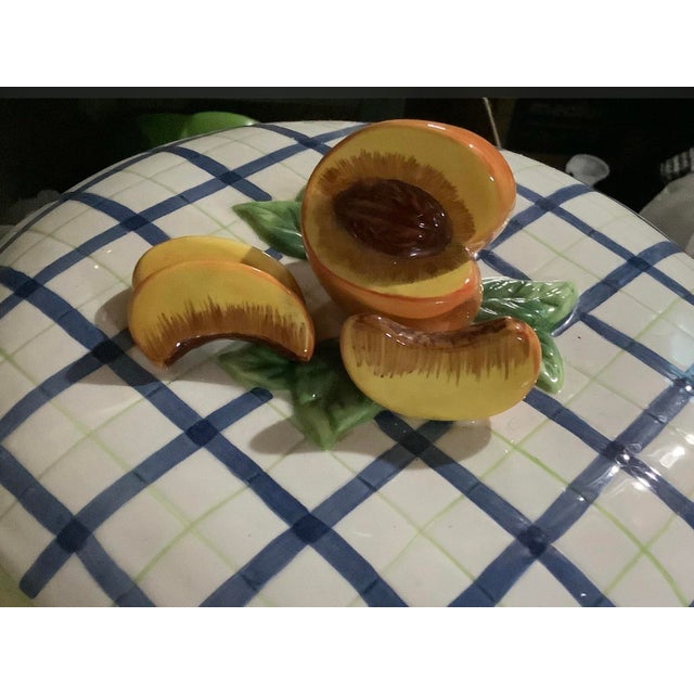 Vintage 2 Pc Bella Casa by Ganz Trompe L’Oeil Blue and White Plaid Peach 3d Fruit Kitchen Pie Saver Dish With Lid Peaches Scalloped Edge For Sale In New York - Image 6 of 10