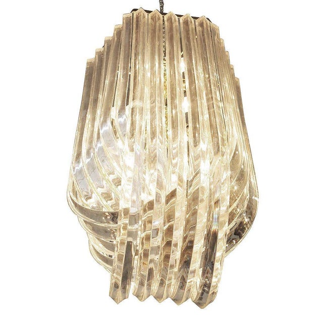 1950s Hollywood Regency Sculptural Lucite & Gold Tone Loop Ribbon Chandelier For Sale In Los Angeles - Image 6 of 6