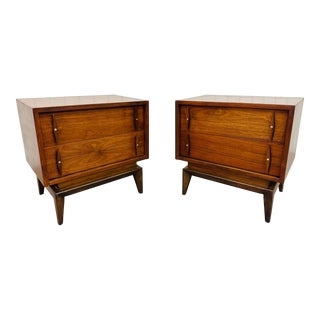 Mid-Century Modern American of Martinsville Walnut Nightstands - Set of 2 For Sale