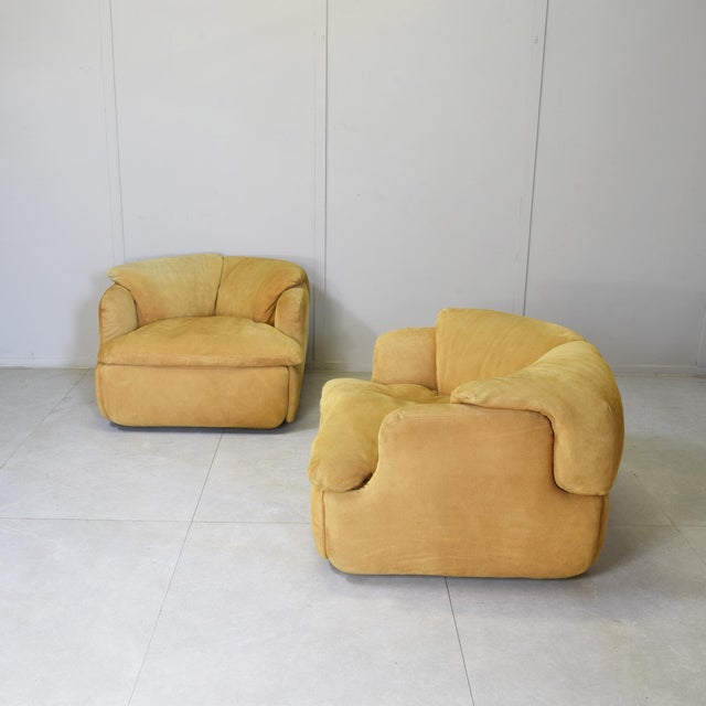 Confidential Lounge Chairs in Ochre Suede by Alberto Rosselli for Saporiti, 1970s, Set of 2 For Sale - Image 10 of 12