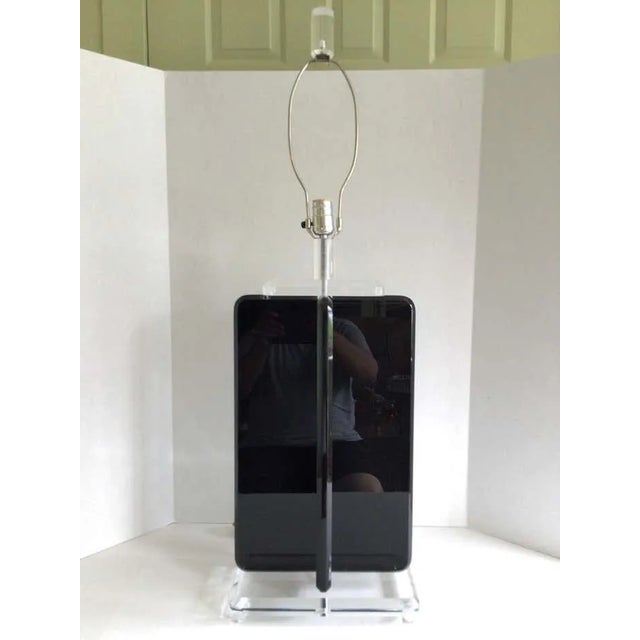 Modern 1970s Clear and Black Lucite Table Lamp With Lucite Finial For Sale - Image 3 of 9