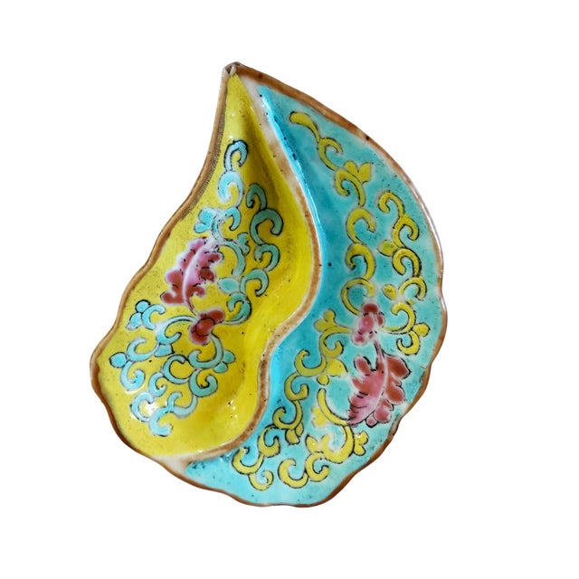 A refined 19th-century Qing Dynasty porcelain treasure, this leaf-shaped divided dish showcases exquisite Famille Rose...
