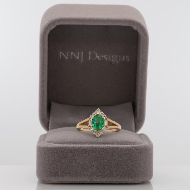 Modern Colombian Emerald Ring With Earth Mined Diamond Accents: Solid 14k Gold, Size 6.75 For Sale - Image 3 of 8