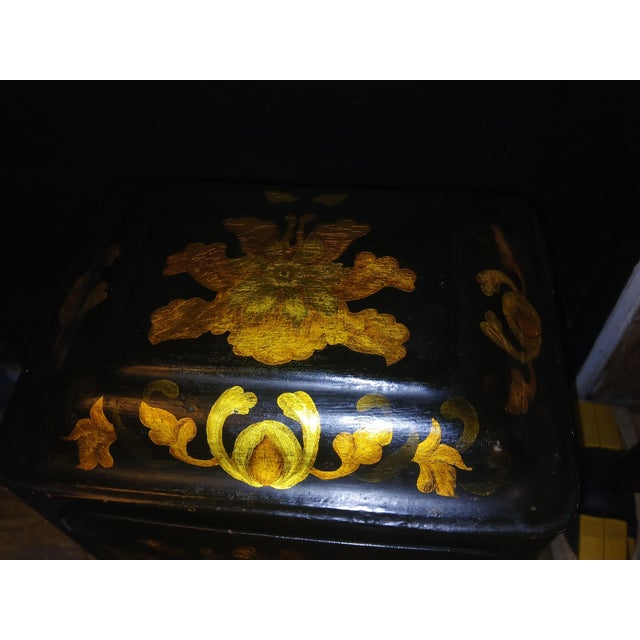 Chinoiserie Antique Regency Early 19th Century Floral Toleware Rococo Chinoiserie Plate Warmer For Sale - Image 3 of 11