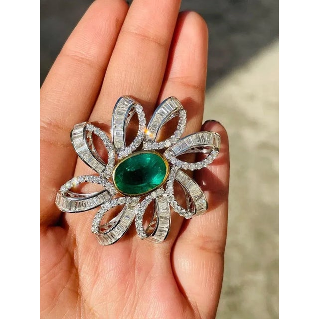 Green Real 7.25 CTW Diamond 7.5 CTW Emerald Floral Brooch in 18k Solid Gold For Sale - Image 8 of 15