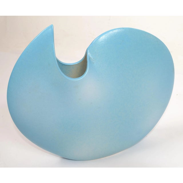 Mid-Century Modern Mid-Century Modern Op Art Japan Ceramic Baby Blue and White Round Flat Vase For Sale - Image 3 of 12