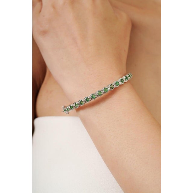 Mid-Century Round Cut Emerald Gemstone Bangle Bracelet in 925 Solis Silver For Sale - Image 4 of 11