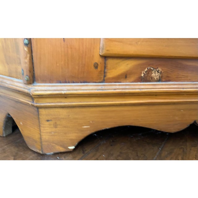 Brown Mid 19th Canadian Pine Farmers Low Corner Cabinet For Sale - Image 8 of 14