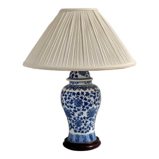 Vintage Chinoiserie Blue and White Table Lamp For Sale
