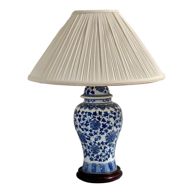 Vintage Chinoiserie Blue and White Table Lamp For Sale