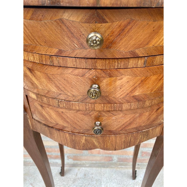 1930s Pair of French Louis XV Style Marquetry Nightstands With Drawers and Cabinet For Sale - Image 14 of 15