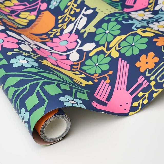 Schumacher SAMPLE - Schumacher Lupita Wallpaper In Multi On Navy For Sale - Image 4 of 4