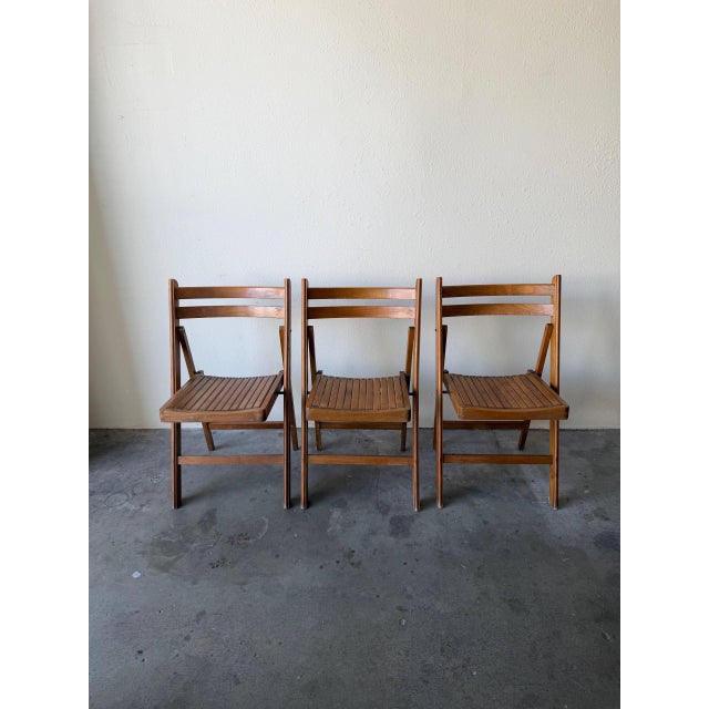 Brown Set of 3 Vintage Modern Folding Wooden Chairs – Sculptural Slat Seat For Sale - Image 8 of 9