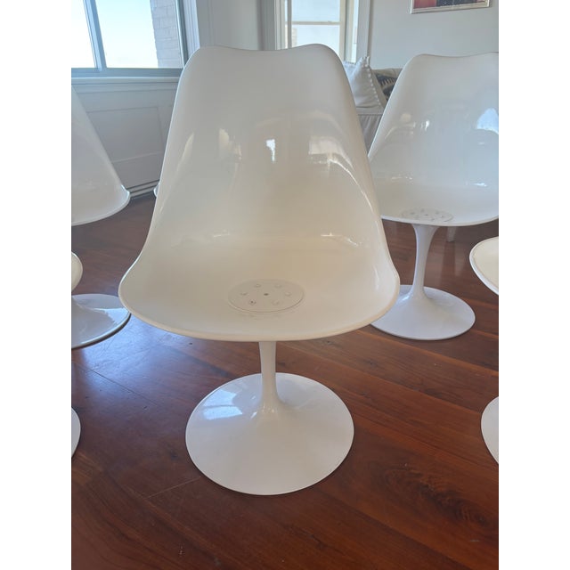 An exceptional, authentic set of six vintage Eero Saarinen Tulip side chairs manufactured by Knoll. Features the iconic...