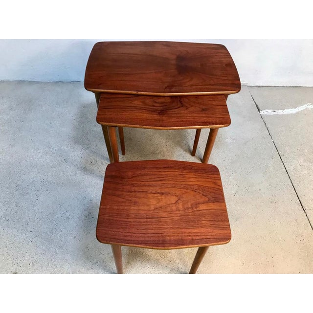 Mid-Century Modern Boat-Shaped Teak Nesting Side Tables, Set of 3 For Sale - Image 3 of 18