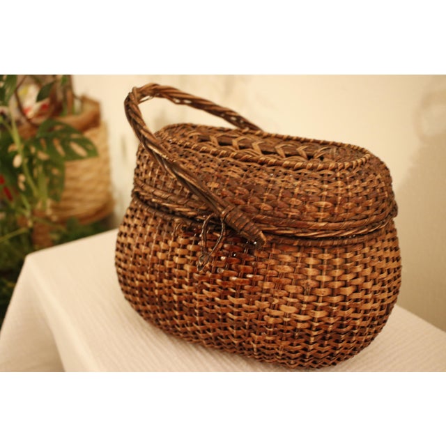 Early 20th Century Antique Amish Kavli Hand-Woven Wicker Lidded Storage Basket For Sale - Image 13 of 16