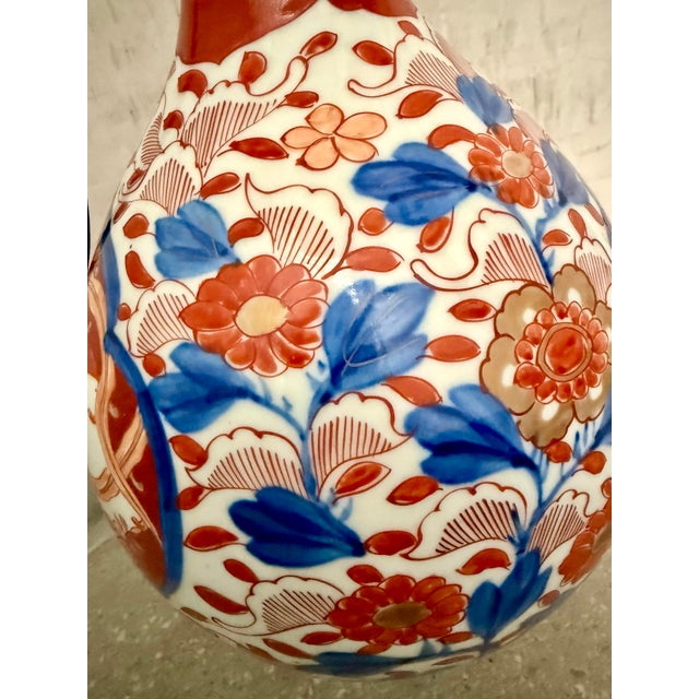 Meiji Period Antique Japanese Imari Porcelain Chinoiserie Vase Table Lamp in Red, Blue & White For Sale In San Antonio - Image 6 of 12