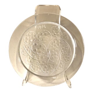 1974 Signed Lalique France Crystal Glass Annual Plate For Sale