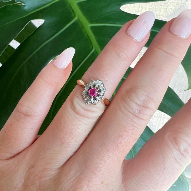 Contemporary Marguerite Ring Gold, Diamonds and Ruby Circa 1900, Size 4.5 For Sale - Image 3 of 5