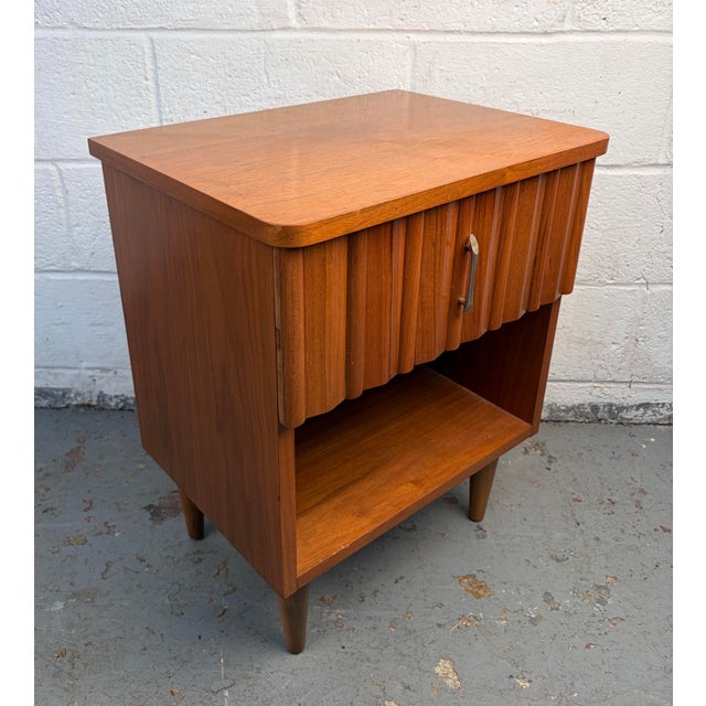 Mid-Century Modern Single Mid 20th Century Modern Walnut Nightstand by Young Mfg., Attributed For Sale - Image 3 of 14