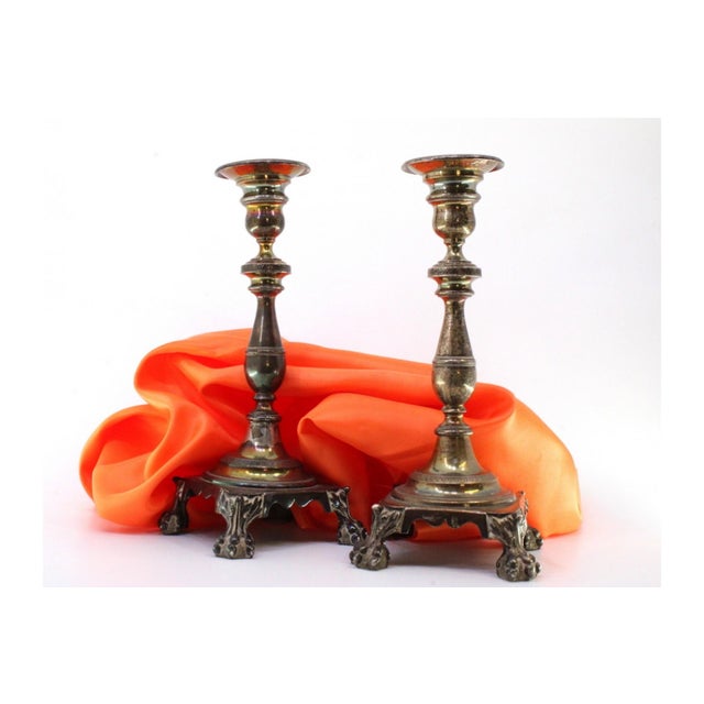 Square Silver Candlesticks with Turned Shafts, Engraved Reliefs and Claw-Shaped Feet, Set of 2, in Good conditions.