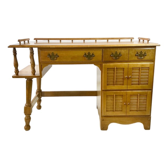 1950s Mid-Century Boho Chic Arts & Crafts Americana Nutmeg Maple Desk For Sale