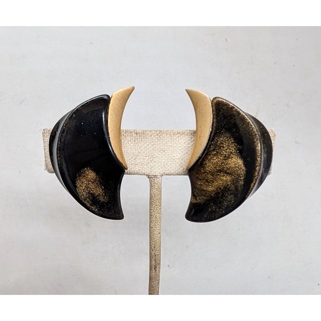 American Vintage Signed Kunio Matsumoto for Trifari Modernist Brown/Gold Resin Clip Earrings-2 Pieces For Sale - Image 3 of 7