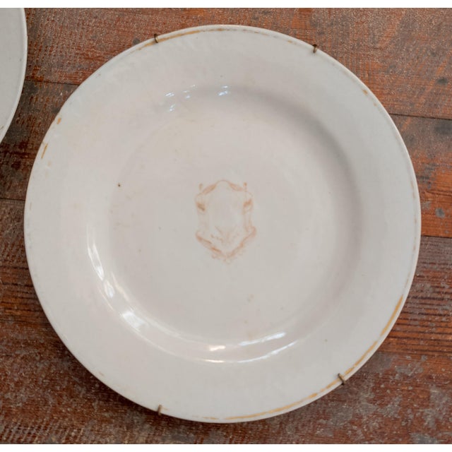 Chinese 18th Century Pair of Chinese Export Armorial Decorative Rustic Plates For Sale - Image 3 of 12