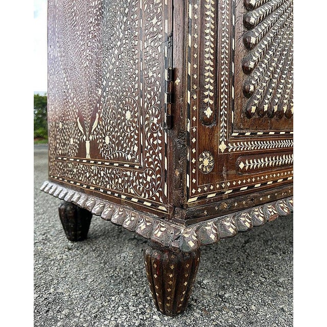 Superb 19th Century Anglo-Indian Rosewood Cabinet, Intricate Ebony Inlay For Sale In Miami - Image 6 of 18