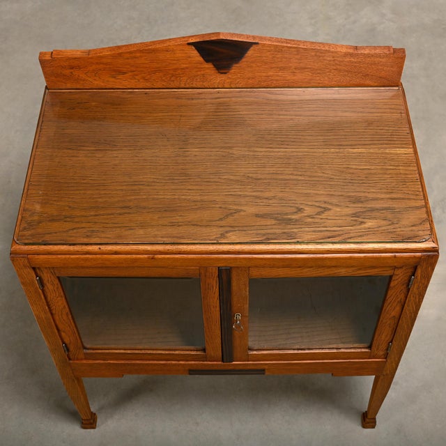 Art Deco Amsterdam School Display Cabinet in Oak, Netherlands, 1930 For Sale - Image 17 of 18